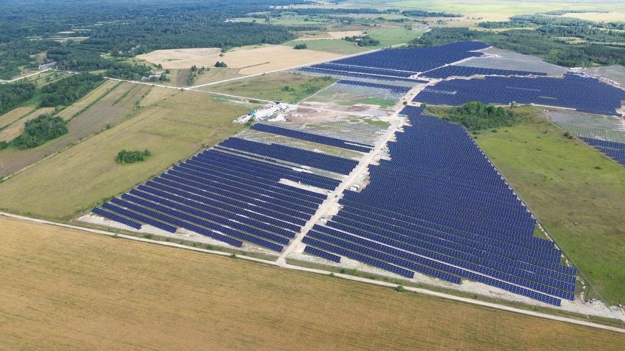 Kirikmäe 76 MW maapargi õhuvaade, maapealsed paneelid roheliste põldude keskel